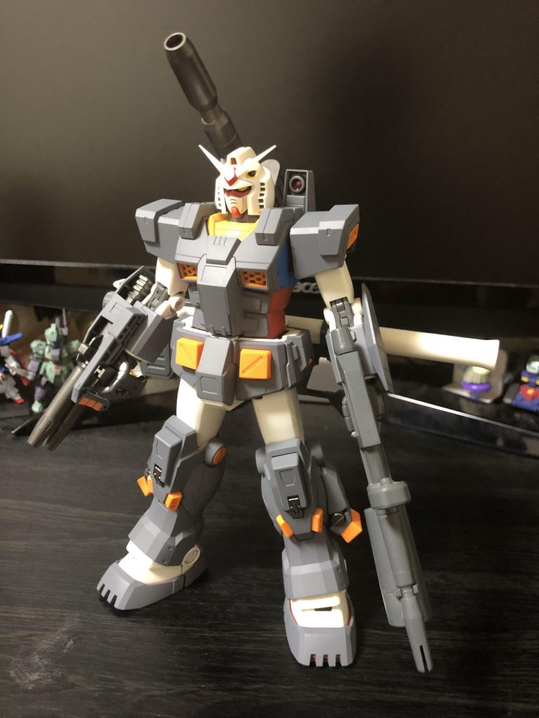 左腕にガンダムシールドを付けたかったんですが規格が合わず断念