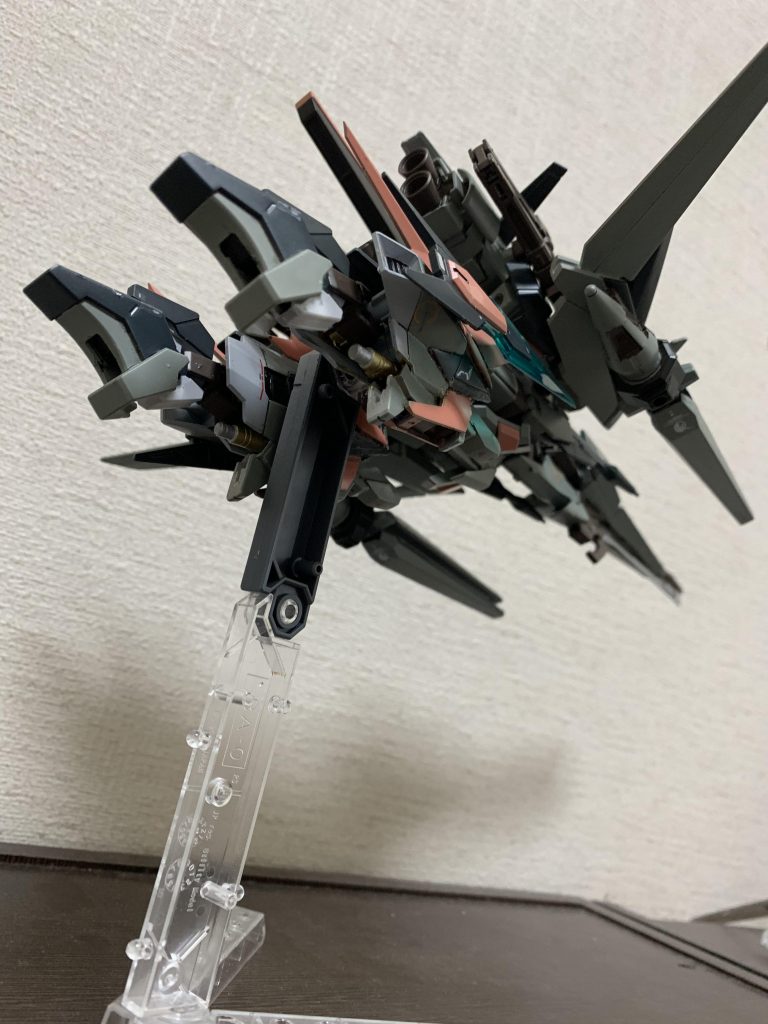 飛行形態を斜め下からのアングルで！
これまたエロいと個人的に思ってます‪wこう見て貰えるとわかるのですが、足のすねのあたりにはシリンダーがあり、ちゃんと塗り分けています(●︎´▽︎`●︎)推進器が後ろにあるのに対し、武装系は全て前に向いているので、推進力だけでなく火力もMS形態よりあがるという感じです！