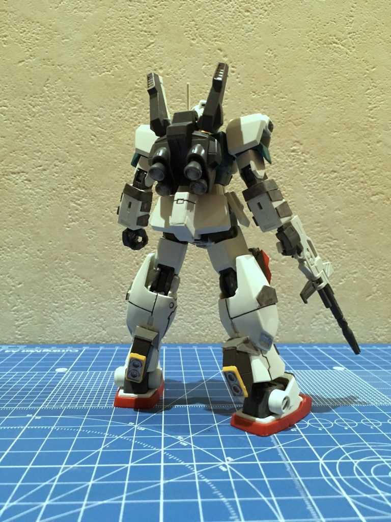 加えて、脹脛部に追加されたスラスターと通常より20%出力を強化されたジェネレーターにより機動力が上昇し、重量増加による機動性低下を打ち消す以上の能力を得ている