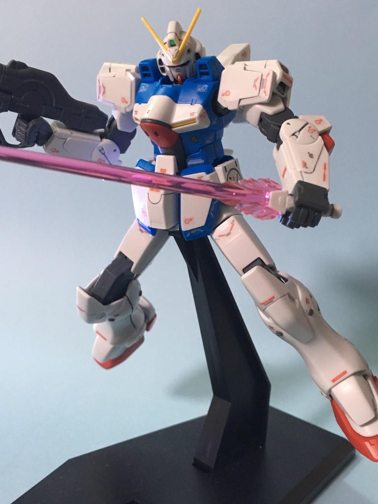 コトブキヤさんのマイナスモールドでディテールアップ サイドアーマーの肉抜き穴を埋めてますが、 脚部を付けると全く見えず...