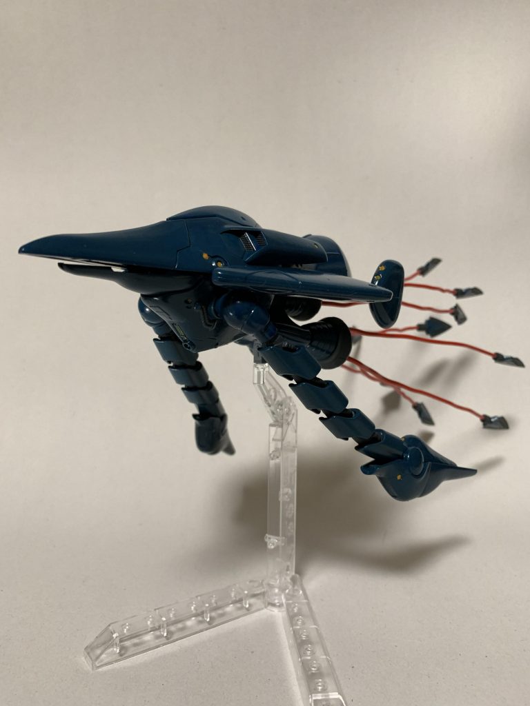 入江近くに集結後、ようやく詳しい状況を説明された。
今まで見たことのないそいつは、海中の網をしこたま破って入江の中に入って来た。冗談じゃない。
海中の網は硬質のワイヤーを編んだものだ。これまで、魔獣の侵入を防いできたそれが、こんな簡単に突破されるなんて...