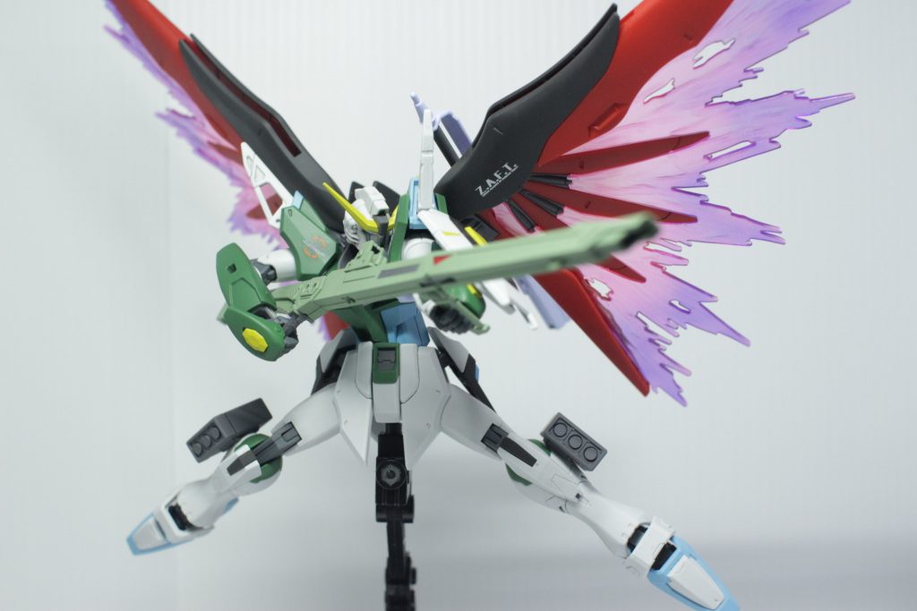 ## M2000GX 高エネルギー長射程ビーム砲
本機最大の特徴であるビーム砲です。命中精度を向上させるためストックと追加センサーを増設し、直結タイプから携行タイプに変更することで取り回しも良くなっています。その代わり連射性能が大幅に低下しているという設定。