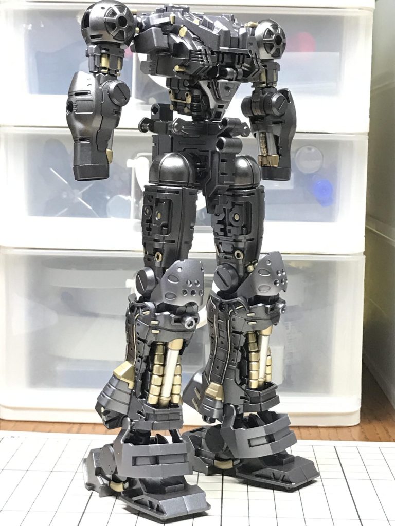 フレームも全て塗装し、複数のメタリックカラーで塗り分けてあります。