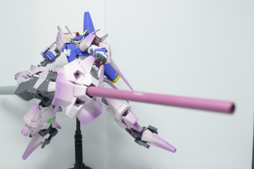 大火力兵装**カローラキャノン**

周囲三門のビーム砲で広範囲を牽制しつつ、中央の主砲から発射される大口径ビームで敵機を遠距離から撃破します。