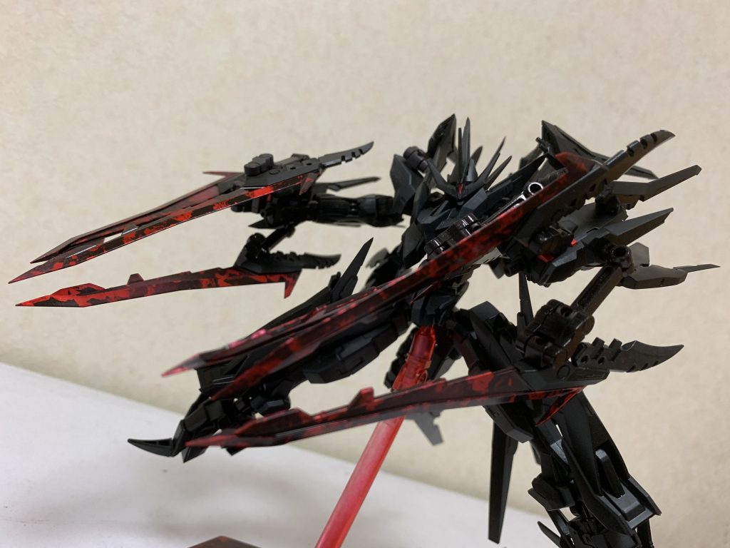 虐殺兵装『絶殺ノ死爪』(虐殺ノ刻)
絶殺ノ死爪の真の姿。
呪血を結晶化により形成された爪は、一振りしただけで、酸素や物質など周辺のあらゆるものを無に還すことができるがこれは能力の一部らしく、詳しい能力は不明。
封印ノ刻よりビーム威力は増幅され、その威力は不明だが最低出力で星を容易く貫通させる威力をもつ。
尚この形態になる時、血の雨が降る現象が起きる。