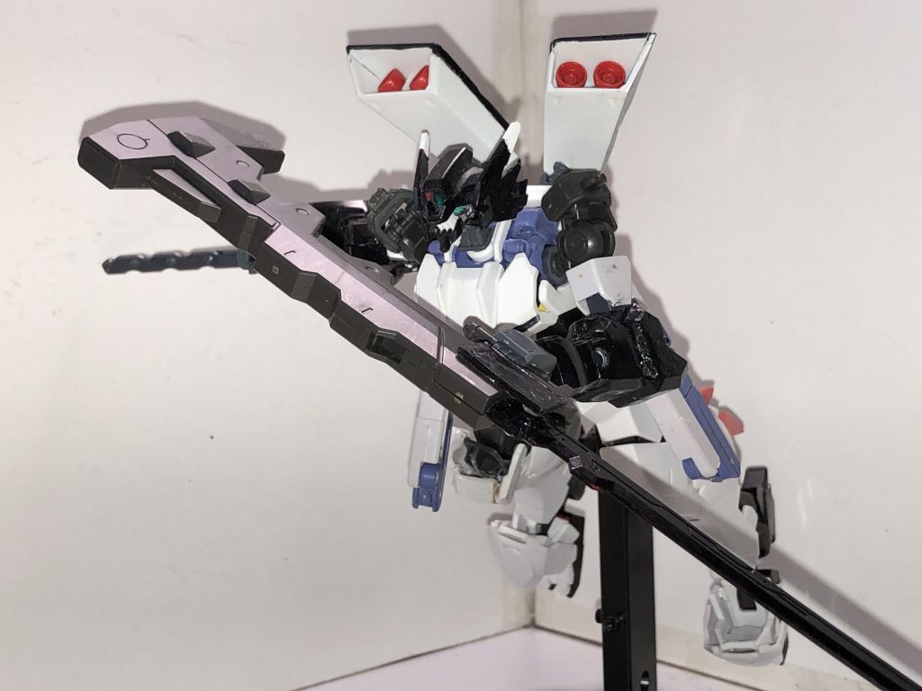 第一換装「リュインヌ」
この装備は「壊滅」がテーマでただ敵を壊滅状態に陥らせることだけに特化させたものとなる
武装はステュクスII、右腕部ドリルバンカーの2種だけだが、この装備の時だけ有する特殊システム「Rシステム」を搭載 背面のスラスターバインダーを上に向けることで発動するこのシステムはパイロットの意思を拒み、本能の如く破壊する 1度発動すれば敵とみなした機体を全て破壊するまで終わらないとされている
「R」とは「リュインヌ」の頭文字から来ており、意味はテーマの通り「壊滅」のフランス語である
※余談ですが、この装備でのステュクスIIは鞘と刀身を連結して使用します 斬/殴の両方を1つにしました