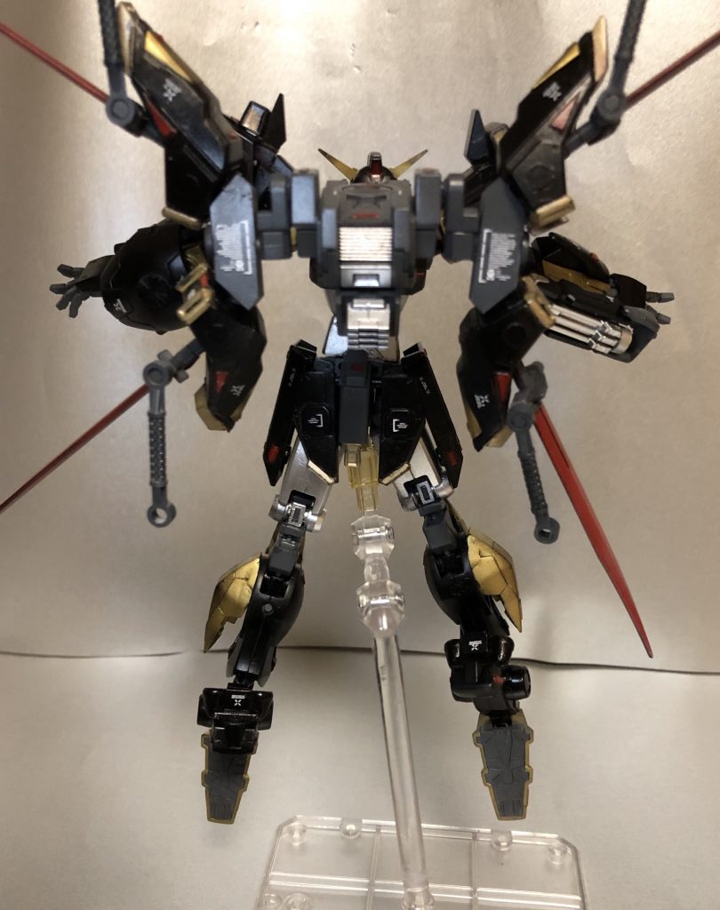 ## 背面
フライトユニットや使われてるパーツからSEEDの機体っぽい印象を受ける。
特にフライトユニットの基部はストフリの肩×4という構成でX字を形成している。