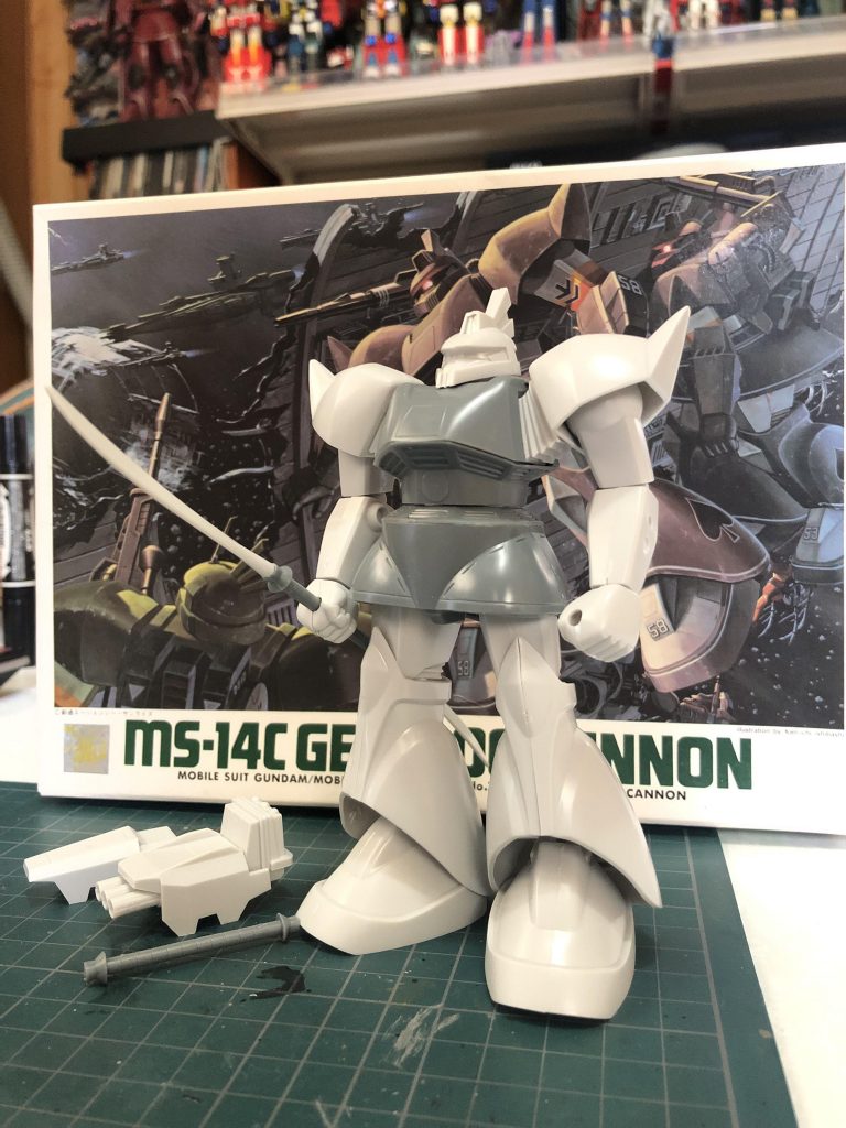 ゲルググキャノンから作りました☆
股関節接続位置をアルミ線で身長伸ばし足首もアルミ線で後方へ下げました☆
マルっと余ったキャノンは又何かに転用しよお(*゚▽゚)ノ
久々作った駐屯部隊。
やっぱデザート塗装はカッコイイな☆