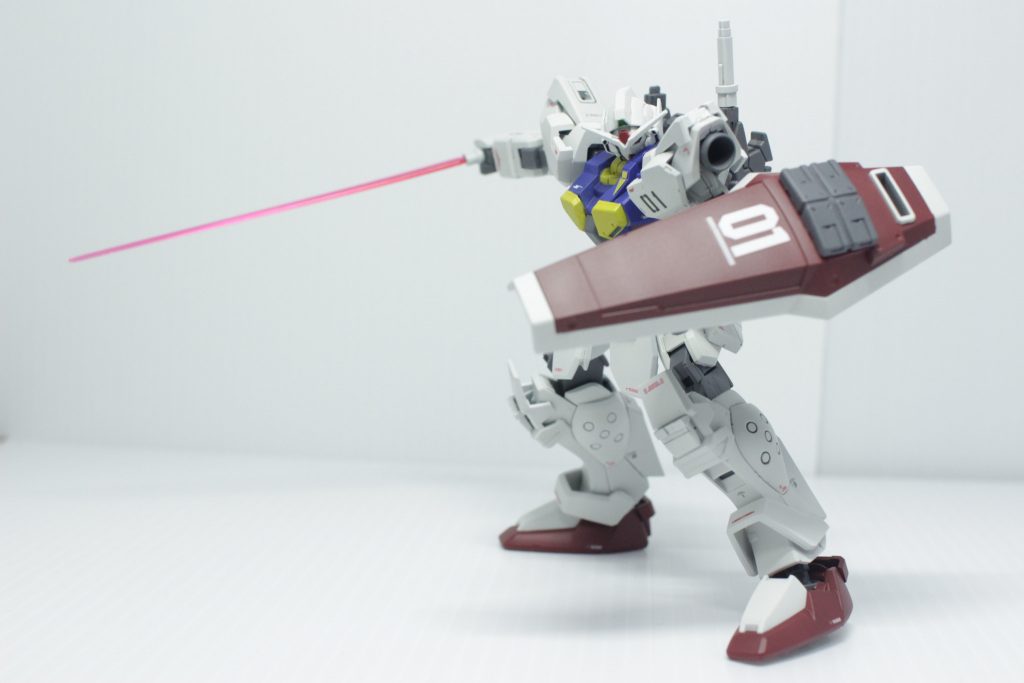 続いてビームサーベル。001期やアストレイ、AGE系などに使われる平形タイプです。バックパックに2本装備してます。