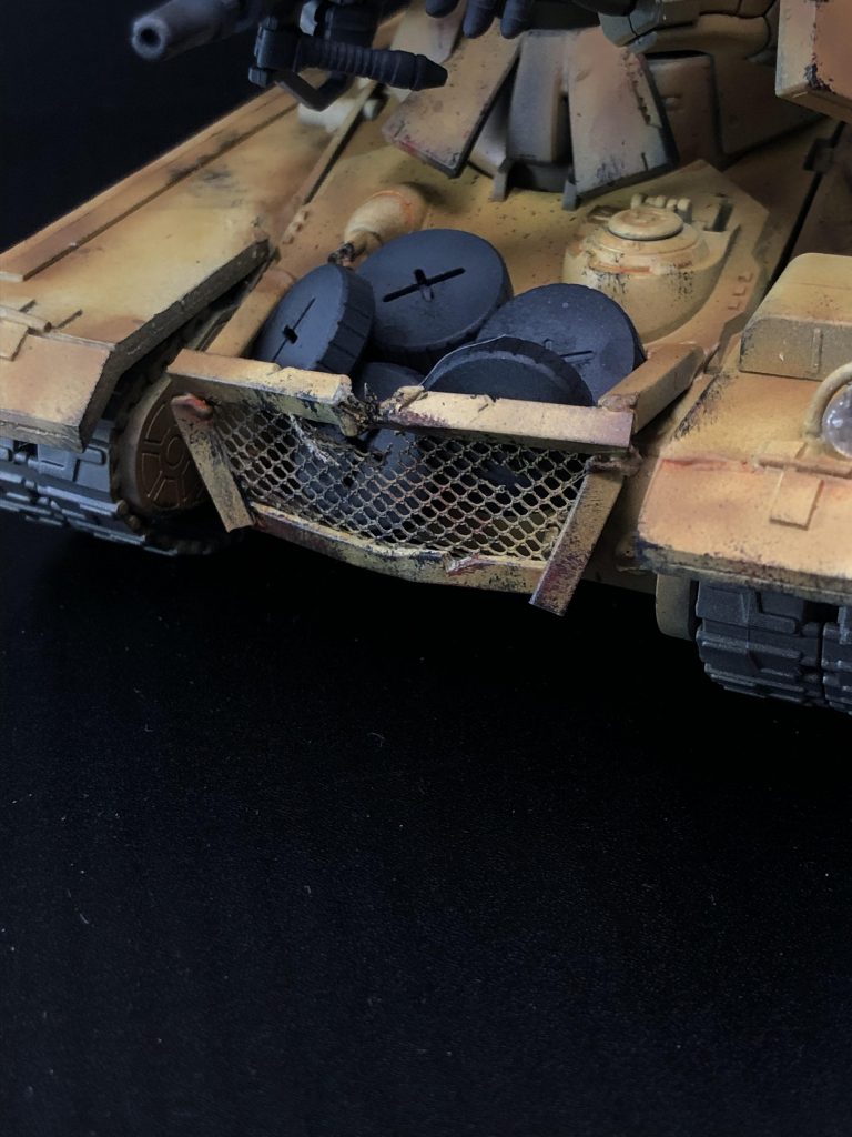 戦車モデルで履帯をこんなふうにしているのを真似して、ザクなら弾薬かな?と。
個人的に1番好きな所です。
撃たれたら死ぬ。