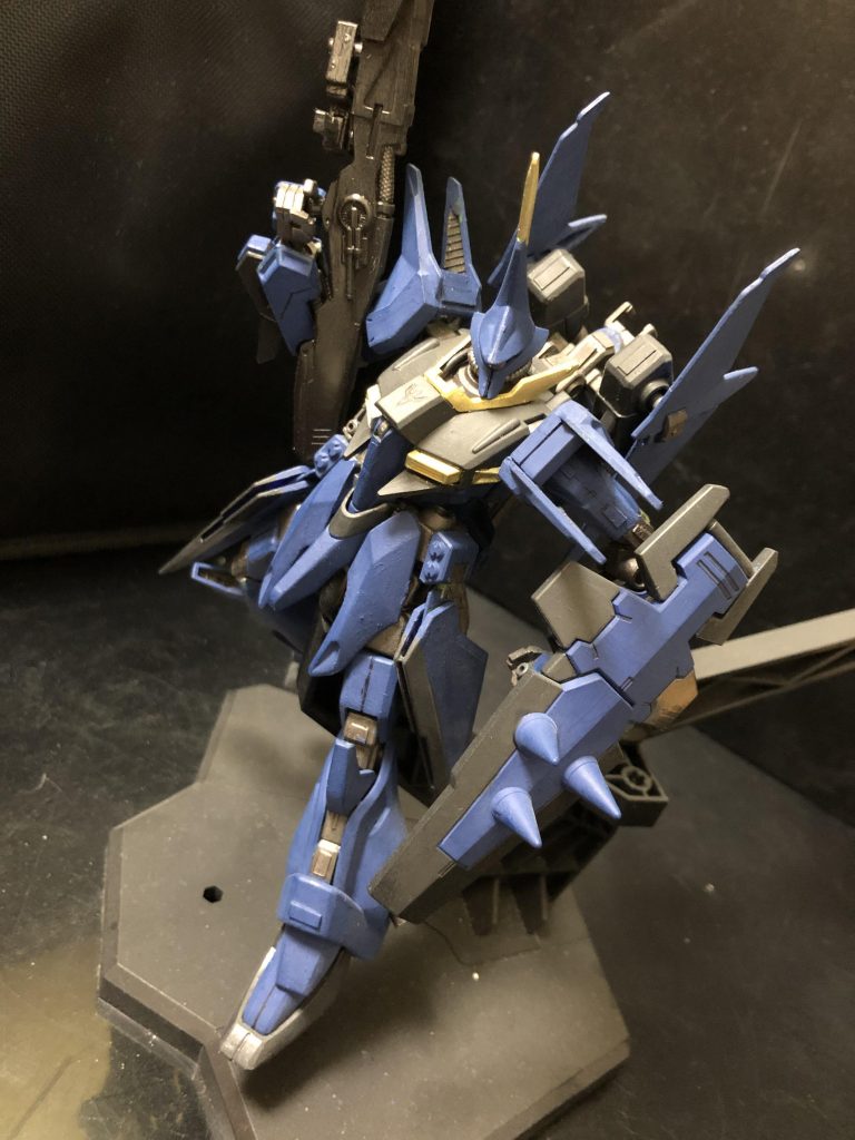 さて、本機はニュータイプ部隊の地上用機体としてグレミー・トト依頼の元、再設計された機体である。
宇宙では、ニュータイプ部隊の専用機である、量産型キュベレイの持つファンネルの優位性が非常に有効であったが、地上ではファンネルが使用出来ない故に意味を成さない。その為、バウの持つ分離機能に着目、バウ・ナッターを大型ミサイルではなく、大型ビットとして使用する事で地上、空中における優位性とする事を目的としている。
また、慣れない地上での運用を目的としており、ビットと本機のコントロールを同時に行う負担が大きい為、新たに脳波コントロールと人工知能とでパイロットの負担を軽減する事が出来るRa−Bitシステム (Rivive Assistant−Bit)を開発し、採用している。