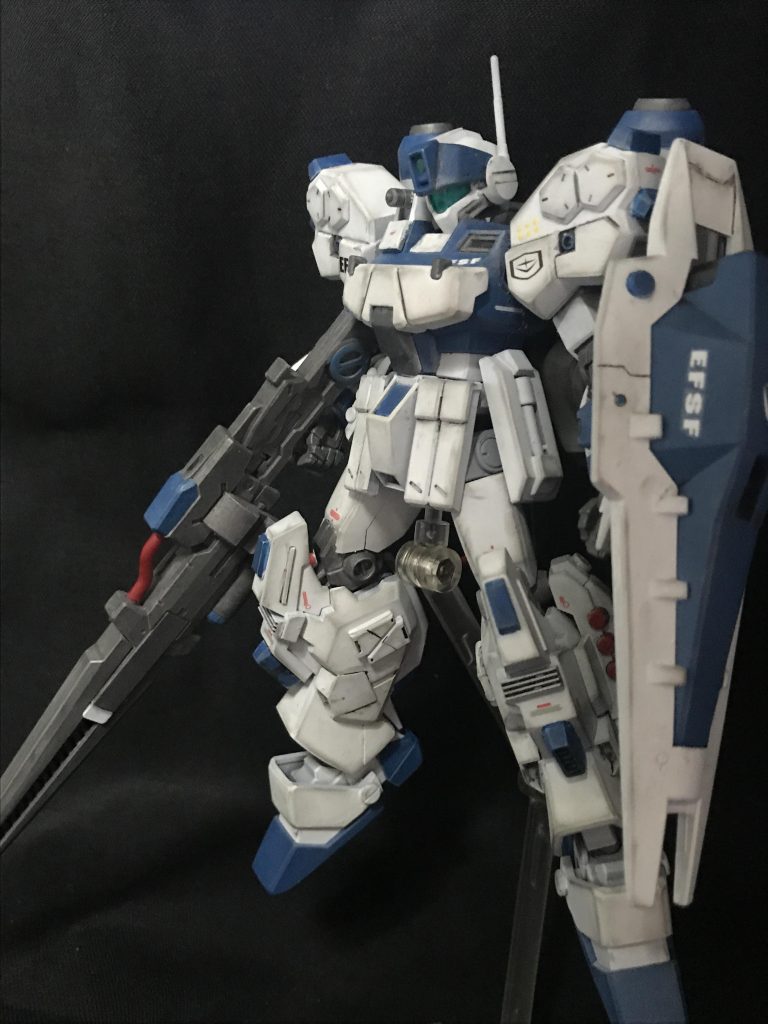 正面より。パーツ構成は胴体と頭がジムスナイパーK9、手足はジェスタ、手首はビルドナックルに変更。塗装は全てアクリジョンで行ってます。ホワイトはエアブラシ で塗装、その後青と赤、ガンメタを筆塗りしてます。