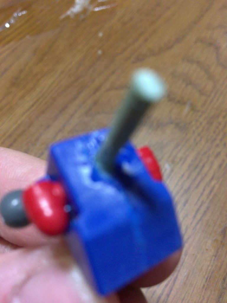 デスティニーのバックパックを接続する為に長方形ピンを切り落とし3ミリ穴を開けてランナーを差し込み接着し強制的に3ミリピンを作りました
ピントがあまり合っていないのはかなり雑加工な為、詳しく見えない様にとの措置です…