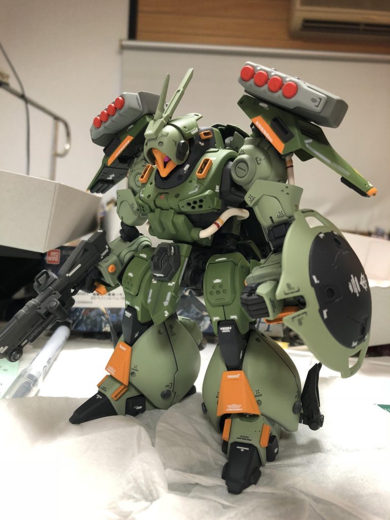 そして完成へ。
ザクⅡ風カラーにオレンジで差し色。
例によってマーキング貼りまくりで仕上げてます。