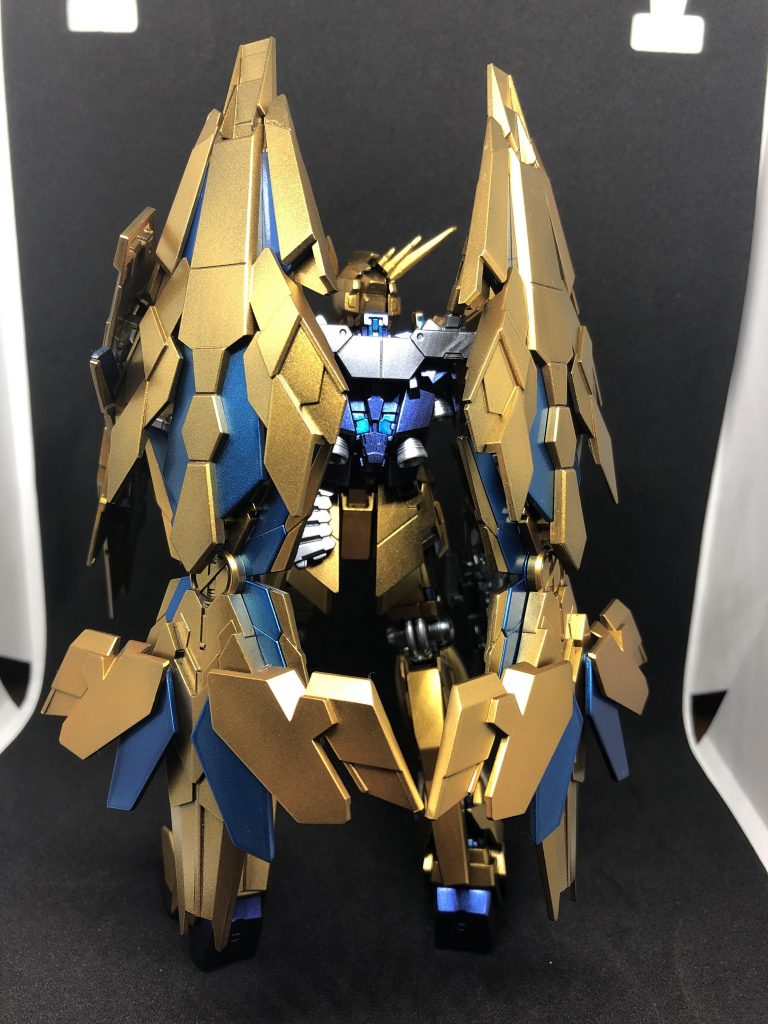 サイコフレームはステンレスシルバーの上にクリアブルーを吹き、キャンディ塗装っぽくしてみました。