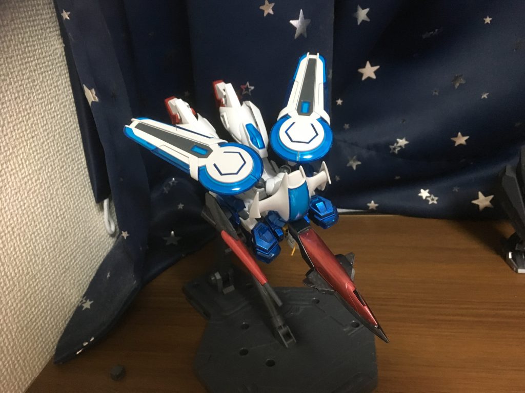 大切な可変状態、シールドはメテオホッパーの物で接続をバックパックと背中の間に取り付けています。
トリッキーの部分は見た目の都合でつけてません。
ウイングガンダムの変形に近いです。