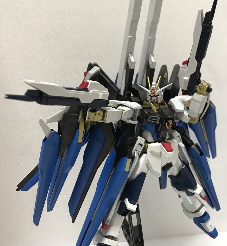 次に武装の紹介を
まずはお馴染み
【MA-M21KF 高エネルギービームライフル】
これはそのまま持たせてます
本当はアメイジングストフリが持ってる
ビームライフルを持たせる予定でしたが
なにぶん長くてポージングしずらかったので
こっちにしましたw