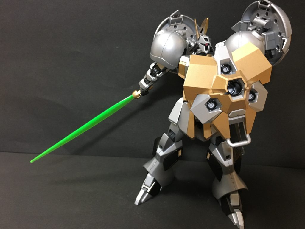 本機最強武装たる大型ビームソード
左腰に懸架し、すべての形態で使用可能
しかし刃部分の威力が高いため自機をも攻撃する可能性があるため、プロペラントタンクを外した最軽量形態で最も扱いやすい