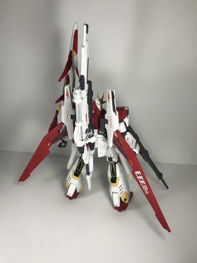 前面・背面
胴体等にスジ彫りとプラ板を追加しディテールを上げています。頭の角は4本にして力強いイメージにしました。
背中のウイングはライトニングバックウェポンシステム3の物に変更しました。