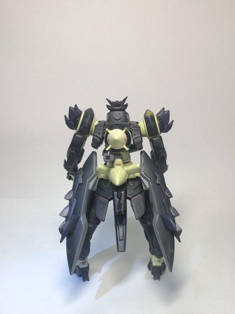 まずは素体
腰を前後逆にし、アメイジングエクシアが発売される前にアメイジングエクシアを作ろうと思って積んであったエクシアダークマターで色々装飾
ドライブが二つありますが、これはツインドライブではなく、オリジナル設定のデュアルドライブです
独立可動することができるため、不調を起こした場合の予備としてや、武器や他の機体への換装が可能となっている
続いて武器紹介