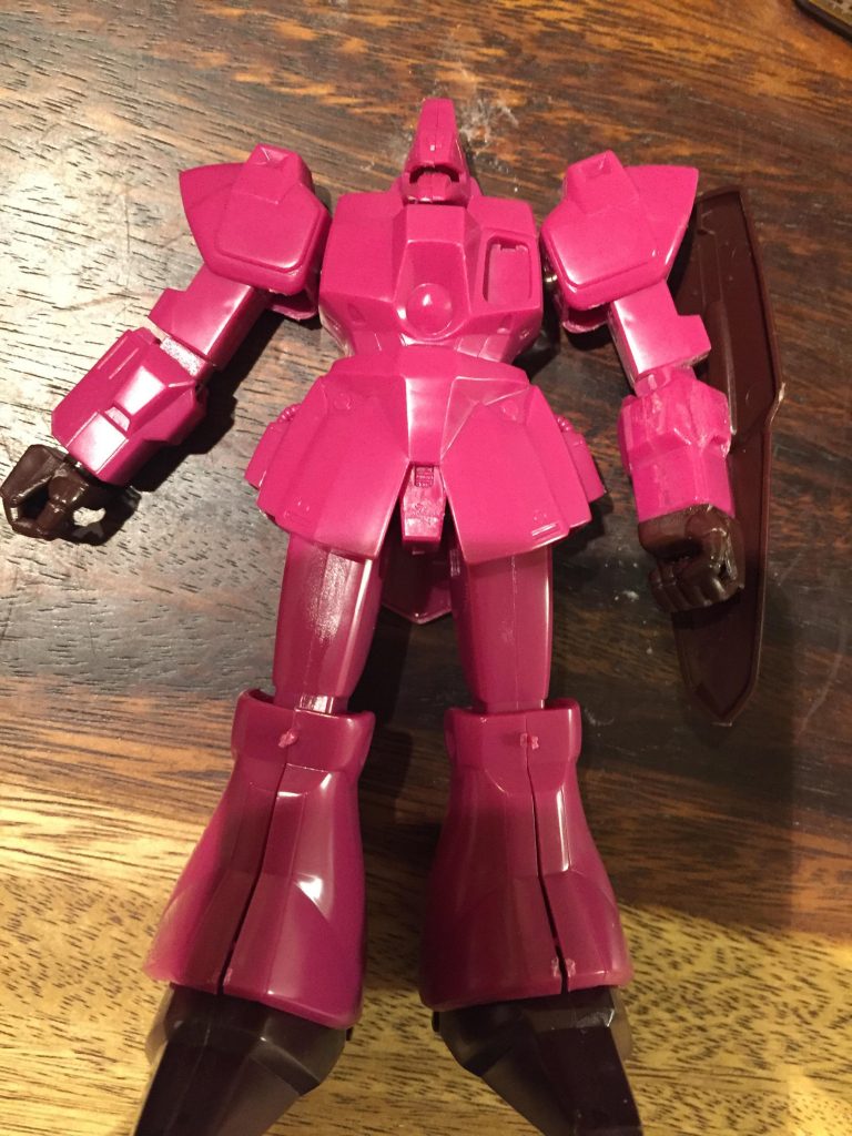 ご覧の通り旧キットです。全体にフラットクリア塗布してクレオスのウエザリングカラーのブラウンで成形色のトーンを落としました。