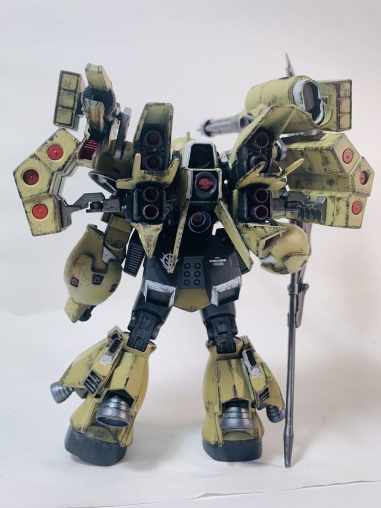 ゴテゴテ!背中も脚もバーニアだらけ!!
GNっぽい意匠あるけどこの辺は増加ジェネレータとか増加タンクになってると思いねえ。駆動はあくまでミノフスキー・イヨネスコ式核融合ジェネレーターじゃよ。マジで。