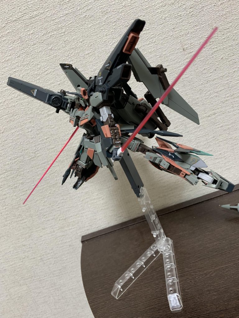 ビームサーベルを構えたショット！
元のAGE2マグナムと同じ、リアアーマーにマウントしてるので、即応性の高さは失っていません！Z系の機体のビームサーベル平刀は珍しいのではないかと個人的には思ってます‪w