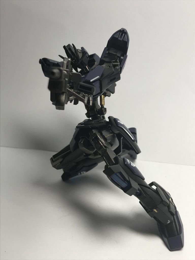 ライフルで!
遠距離からの攻撃に使います。
設定
このライフルは厄災戦の物ではなくグレイズのライフルを奪って改造した物である