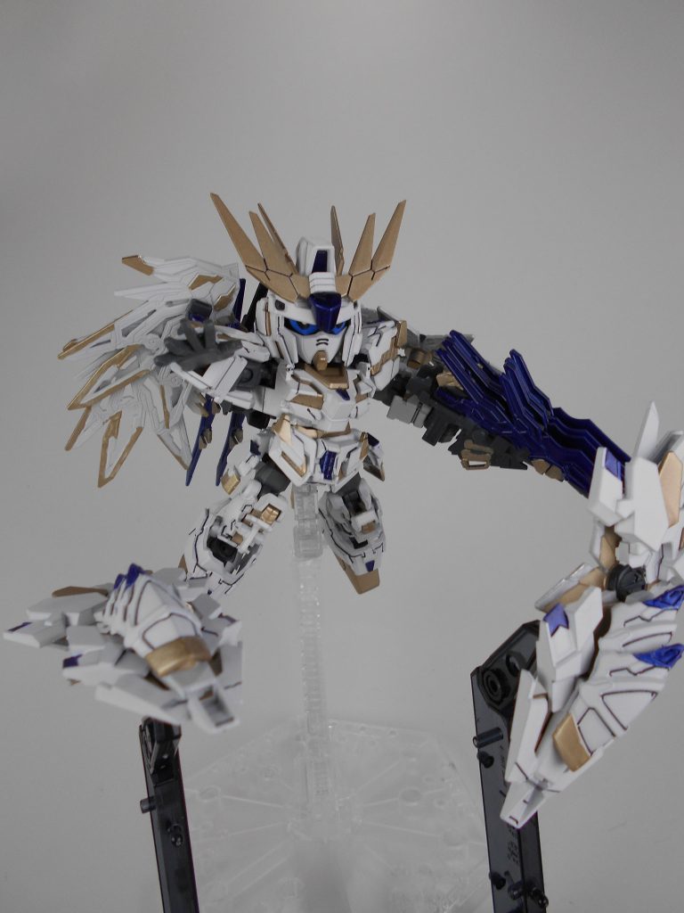 シールドファンネル。背中のファンネルは原点通りファンネルと使用することも出来、ファンネル状態でも先端部からメガ粒子砲を撃つことも出来ますが一発限りで発射した場合、機体に戻ってチャージしない限りファンネルとしても使えなくなるので使用には制限があります。