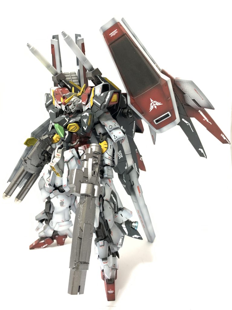 表紙絵の元の写真です!
武器はあえてデカールを貼らず、メタリック感特有の無骨さを自分なりに表現してみました!
右腕の2連ビームライフルはサンダーボルト宙域にて回収したものを改良して使用しています!ライフルにあるシールドは地球連邦のマーキングをあえて残して使うことで、連邦軍MSの撹乱、そして防御の役割を果たします!