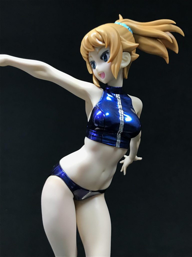 水着のジッパーとお尻の猫はミラークロームで塗装しました。