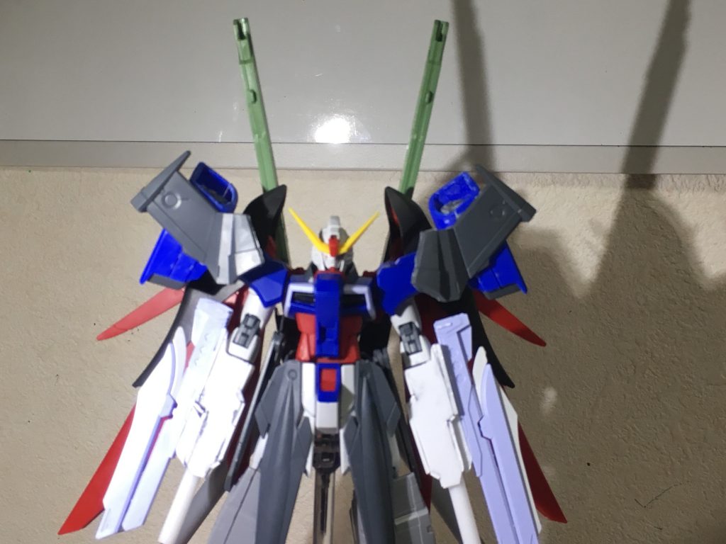 フラッシュエッジ 接続口にノーネイムライフルのボールジョイントをつけ肩のブースターにMGのビルドブースターを使用
上からノーネイムライフルのパーツを足しシルエットを変える