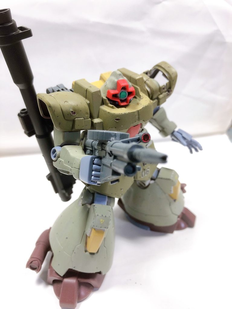 武装は120mmザクマシンガン、ラケーテンバズ、試作型ビームスピアです