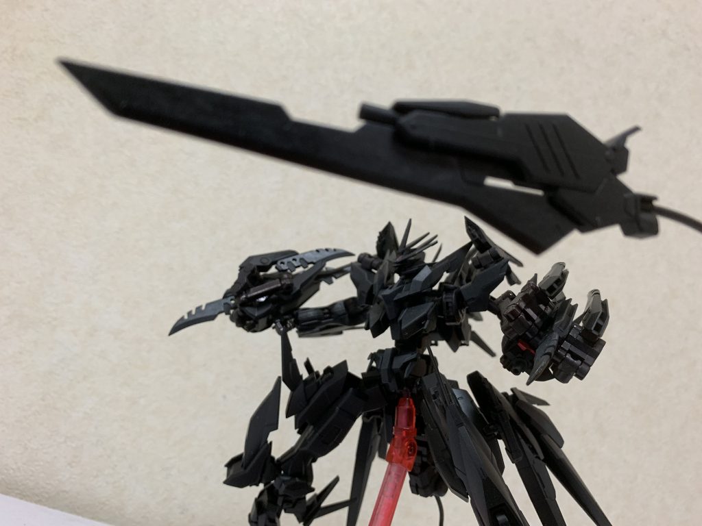 大型ワイヤーブレード
腰部に装備されてるワイヤーブレード。
変幻自在な攻撃が可能で、機関砲が搭載されてる。