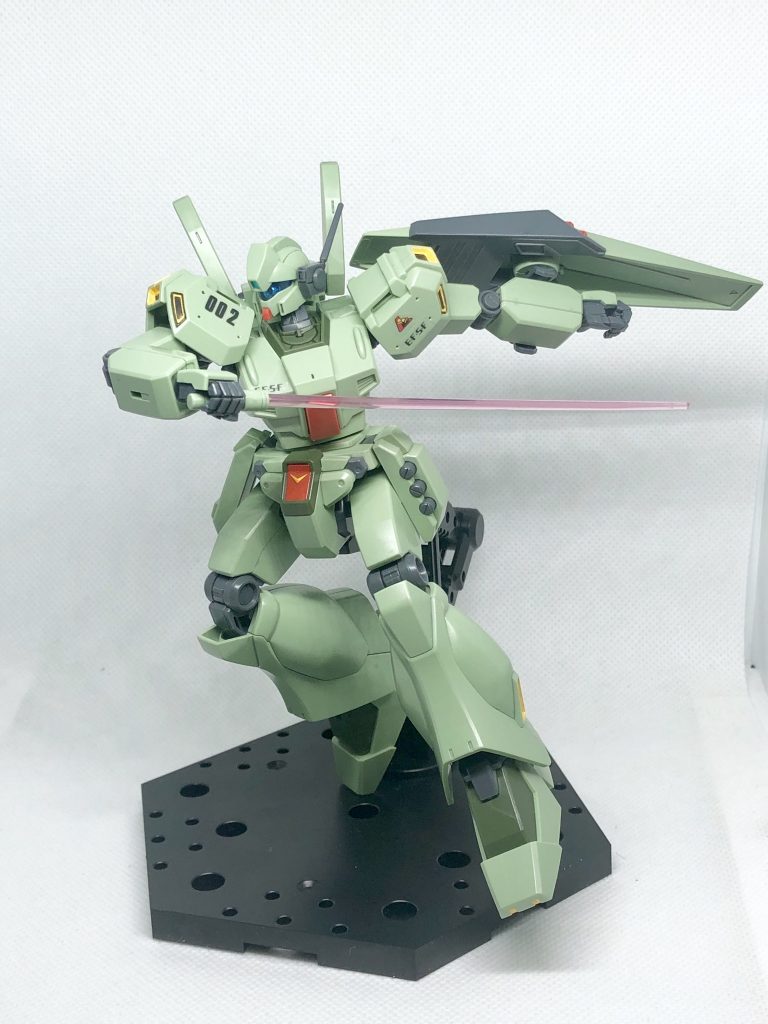 斬りかかるジェガン。