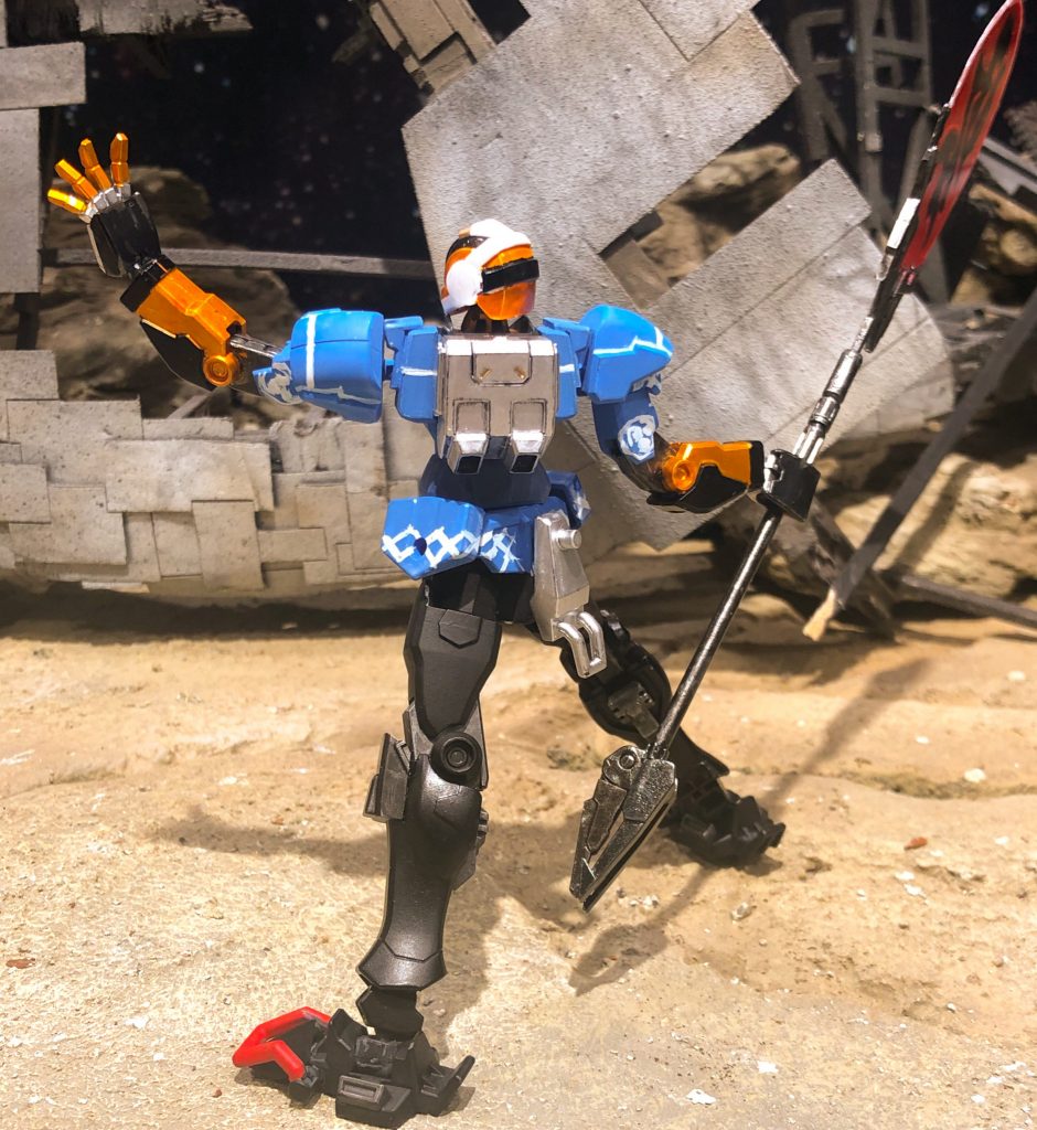 塗装はガンダムベースに持ち込むならばと拘りで、ガンダムマーカーオンリーでの処理、他はトップコートのみ使用。
腰部後方に手拭いの代わりにマルチラックを懸架。