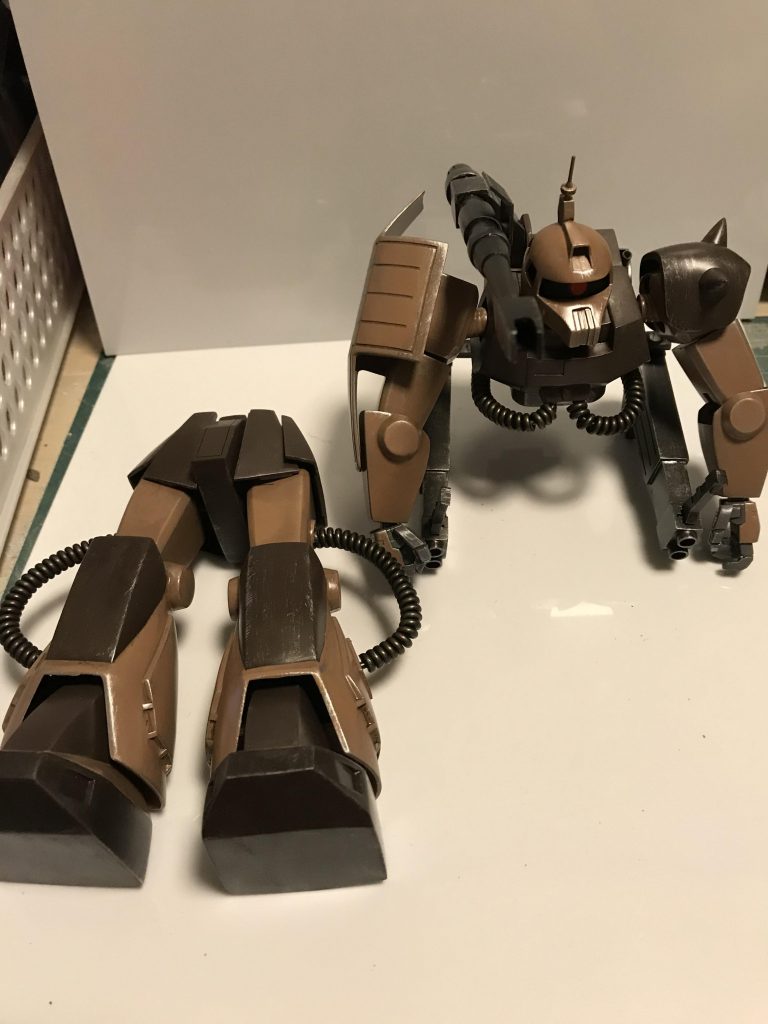 胴体が別れているから腰を捻って状態を反らすポーズが可能です。