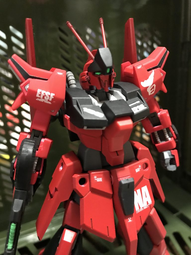 今回もライトニングガンダムの頭をベースにジェガンのバイザー、触角✨
触角はちょっと長めに仕上げてます👍