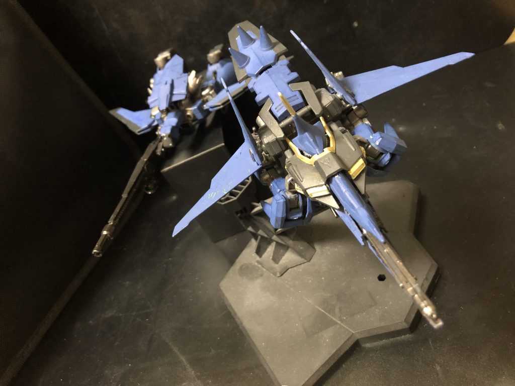 「ファンネル」の場合、正式名称は「ファンネル・ビット」ややこしいので「ファンネル」と呼びます。ファンネルは、バッテリー駆動の充電式のため母機からエネルギーを共有してもらう必要があり、ファンネル自体でエネルギー供給できないため、再充電が必要で稼働時間は短い。ビームの威力も低め。しかしジェネレータを積む必要がなくなり、小型化している。つまり『威力は高くはないが、サイズも小型で製造、運用コストもそこそこで扱いやすい』
これが「ファンネル」です。
みんな、よーく解ったね!え?知ってた??ええまあ....。(・ω・;)
ハマーン様「ふむ、ジオンに携わる者であれば、当然把握しておくべき内容であるな。」