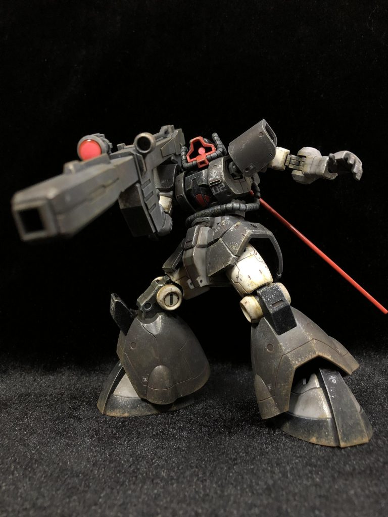 エナメルの赤、黄、グレーをテキトーに混ぜた色で墨入れ、エナメルのグレーと白でエッジ部などへテキトーにドライブラシを掛け、ラッカーのクロームシルバー(しか手持ちが無かった…)をスポンジでチッピング塗装、また赤、黄、グレーをテキトーに比率を変えて混ぜながら関節部の汚れやら錆色やらの風合いをテキトーに差し色し、エナメルのタンで砂汚れ風にドライブラシ、ウエザリングマスターでスス汚れやボカシなどを入れて最後に水性艶消しトップコートを吹いときました。
ほぼテキトーです。(笑
モノアイはHアイズに変えてます。