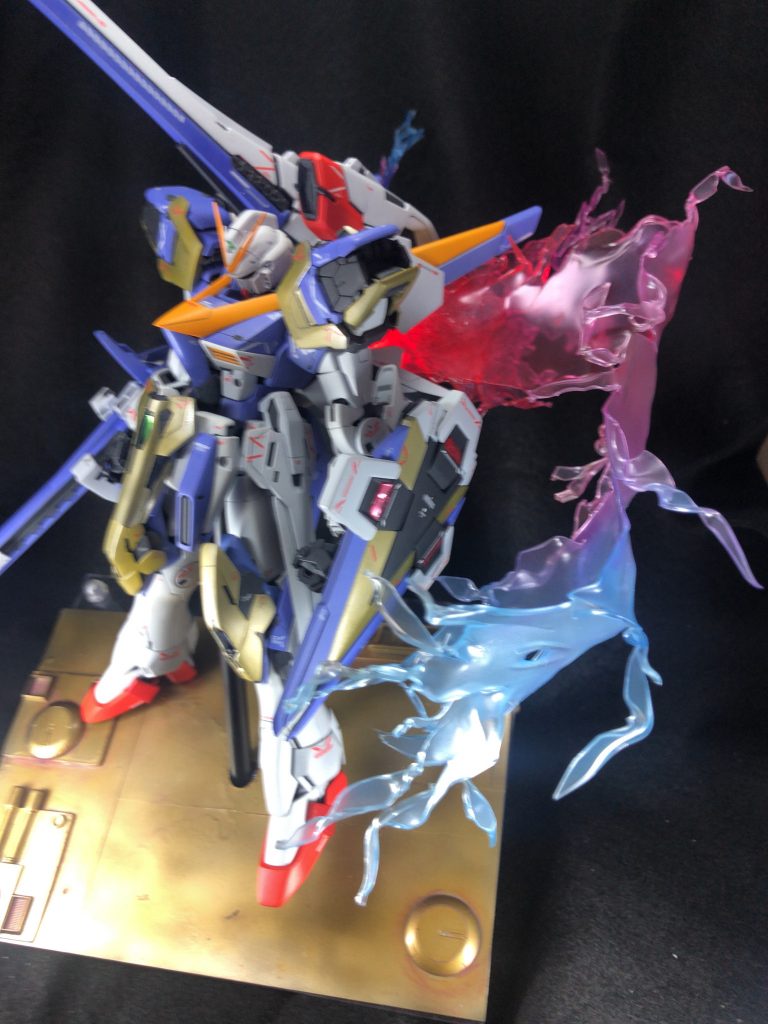 MG V2アサルトバスターは全塗装しているためポージングがほぼ取れないため、光の翼を透明プラ板で自作し、動きをつけて表現しました。