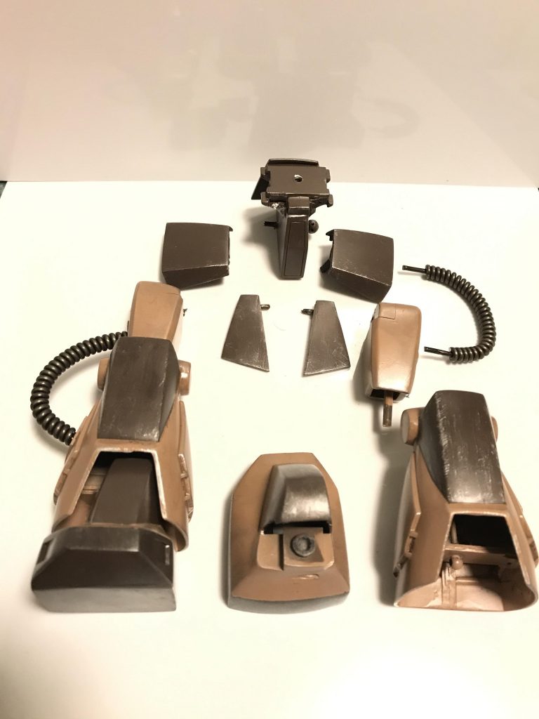 下半身部分
胴体が一体成型なので、フロントアーマー、サイドアーマーは分割してそれぞれ可動できるようにしてます。
足首はボールジョイントにしてます。