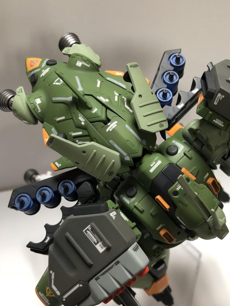 ファンネルコンテナは背中に搭載してるので、ヤクトドーガの肩バインダーには大型ミサイルポッドを装備。