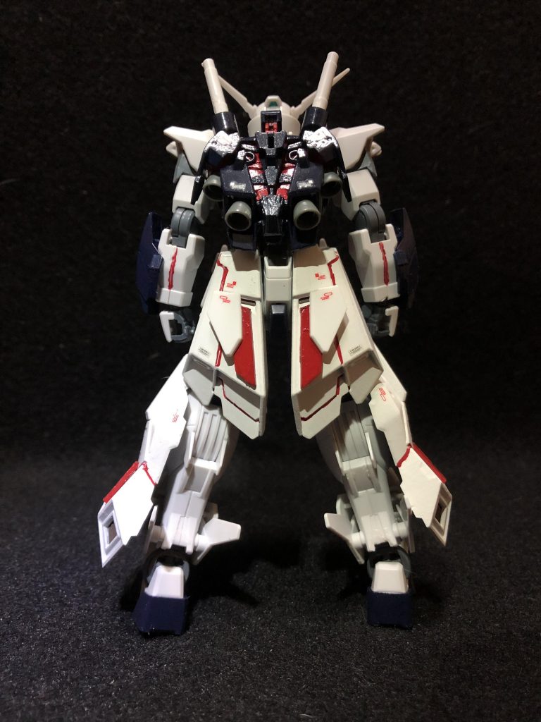 背面。この複雑な形状のバックパックをはめ合わせた時の快感たるや、プラモデル作りの醍醐味のひとつ。