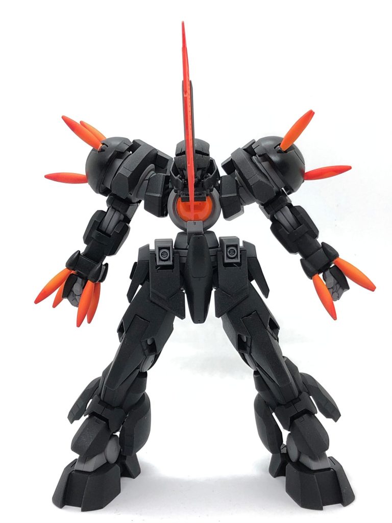 トランザム発動時は両肩、両腕のビームスパイク、頭部のビームアックスをすべて展開し、トランザムの高速機動による突撃を主軸に戦う。