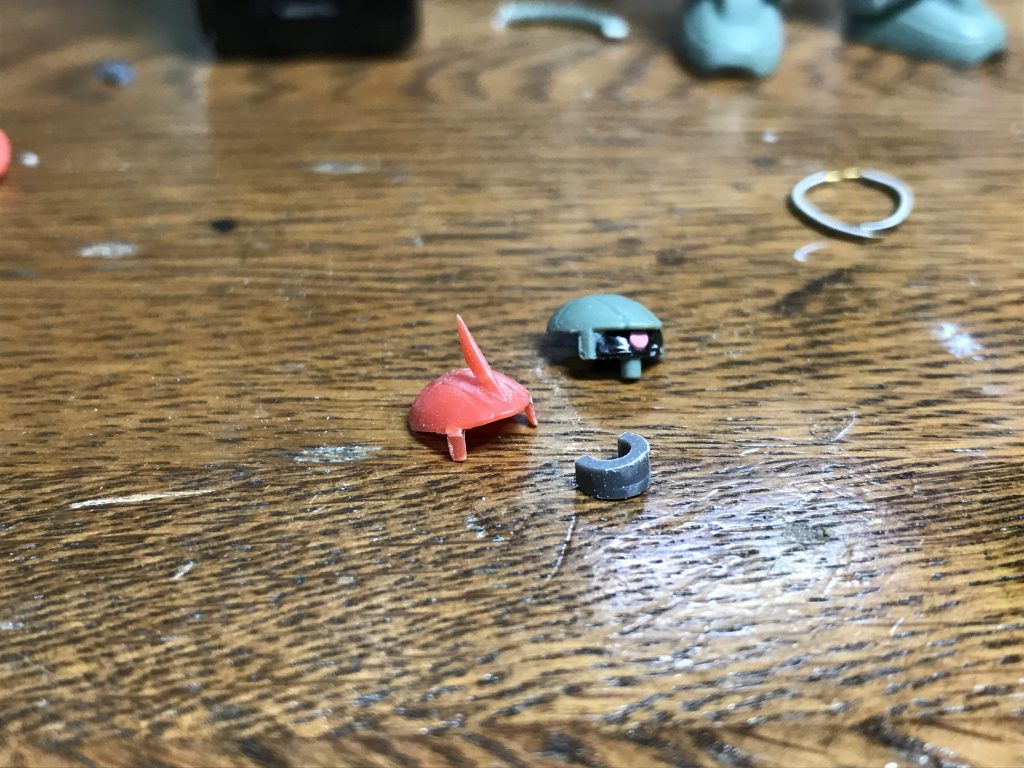 頭部はシャア専用を使いました。
アンテナはカッターとヤスリで整えて
モノアイ周りは くり抜いて…