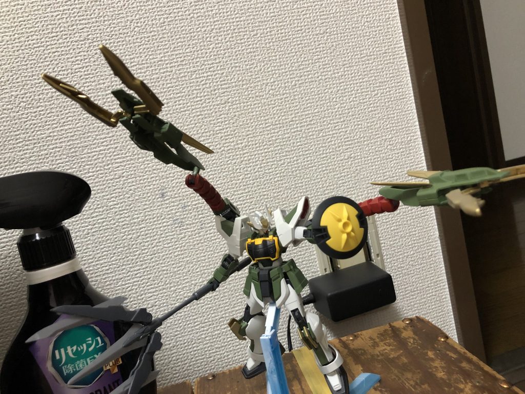 〔俺は今でも奴と戦っている!〕
背中のドラゴンファングはアーム接続なので横からでも上からでもドラゴンファングを展開することが可能