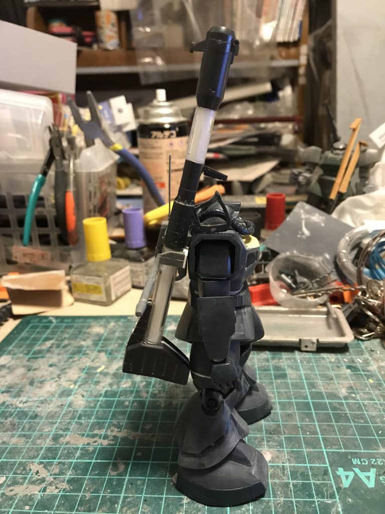 HGのジャイアントバスをそのままだと肩に弾倉が当たるから8ミリのパイプで延長。弾倉も合わせて幅増し。