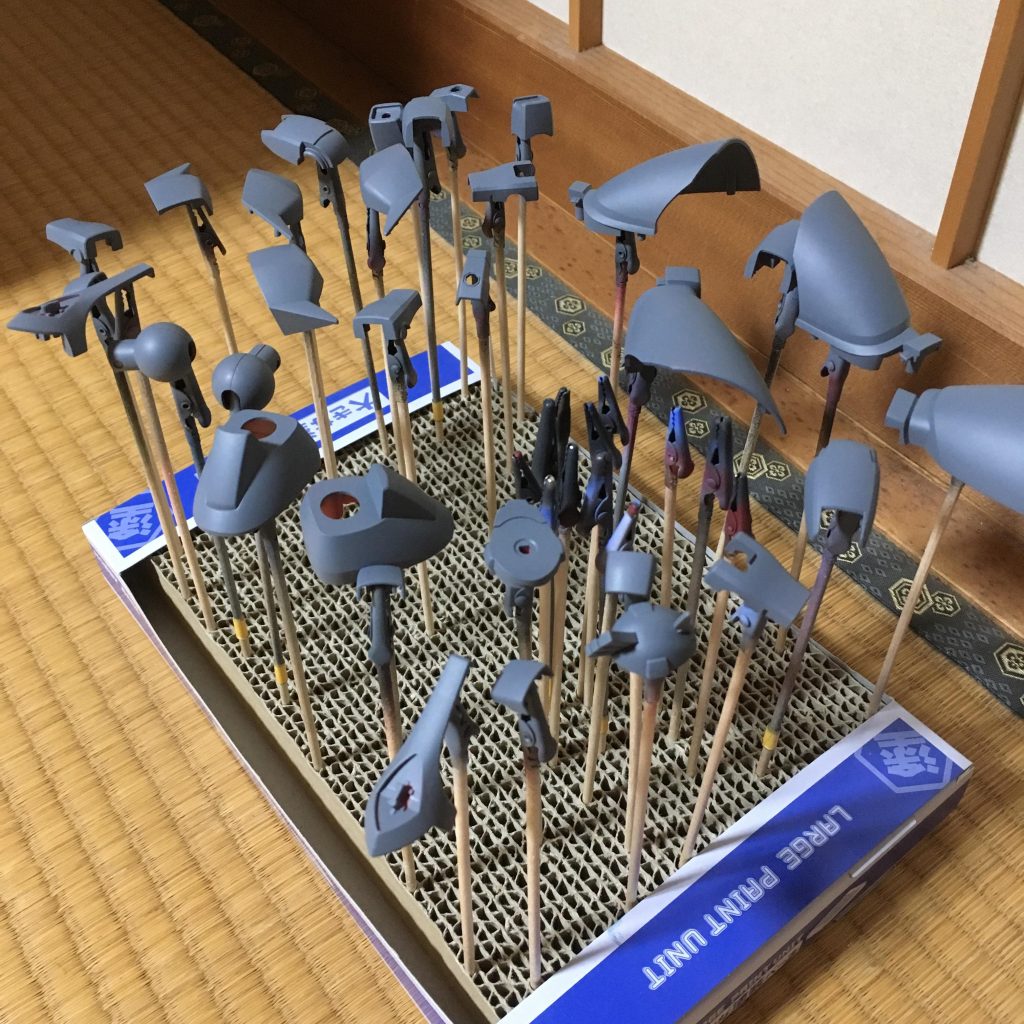 ホントはサフ吹いた後にグレーを塗る予定でしたがメカサフ ライトがなかなか良い色だったのでそのままグレーとして完成させました(°▽°)