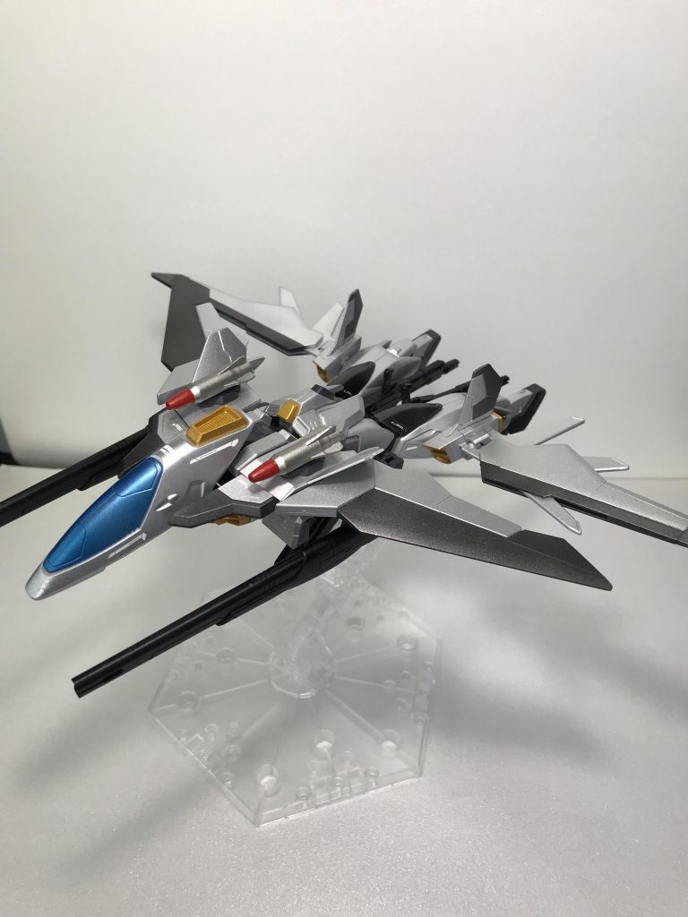 【ファイターモード】
羽根が4枚(クアトロ)から機体のネーミングを取りました。追加したウイングで機動力が大きく向上しています。